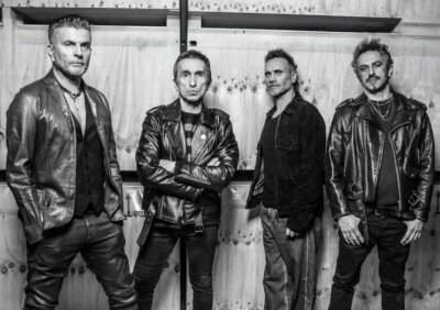 I RATS e Nek in posa in uno scatto in bianco e nero, foto promo del singolo Cosa resterà di questi anni 20