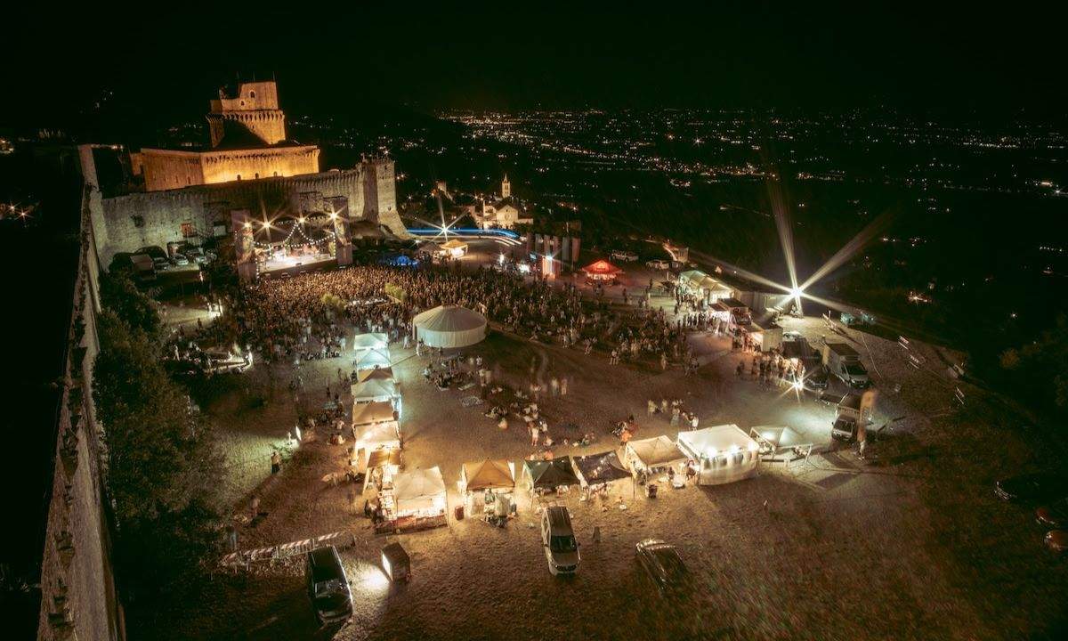 Il Riverock Festival di sera alla Rocca Maggiore di Assisi vista dall'alto