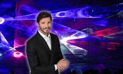 Stefano De Martino, direttore artistico di Sanremo 2027, su sfondo di luci laser da palco