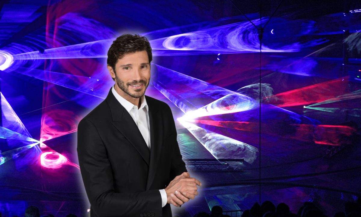 Stefano De Martino, direttore artistico di Sanremo 2027, su sfondo di luci laser da palco