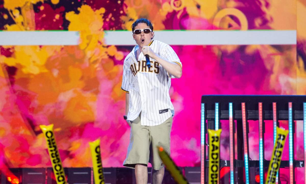 Shade dal vivo sul palco, il rapper torna con il singolo 5K