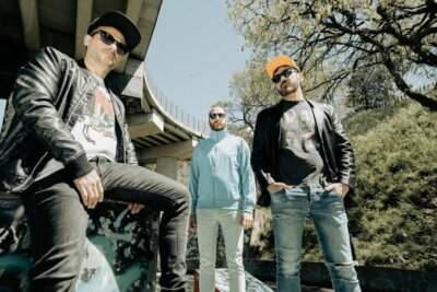 Gli Skelters in posa sotto un cavalcavia, foto promozionale del singolo Medioevo