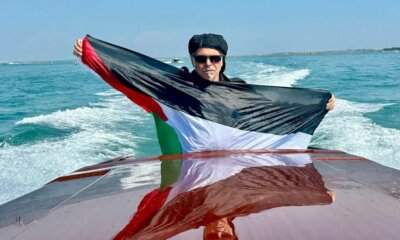 Piero Pelù regge una bandiera palestinese su una barca, promo del concerto S.O.S. Palestina2! a Firenze