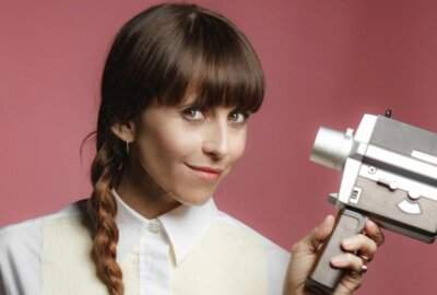 Susy Laude con una cinepresa vintage, tra i protagonisti di MicroCosmi 2026 in Cilento