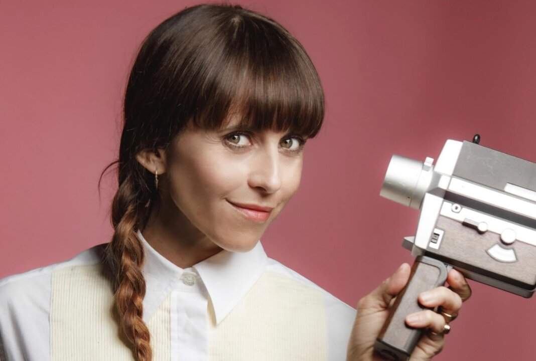 Susy Laude con una cinepresa vintage, tra i protagonisti di MicroCosmi 2026 in Cilento