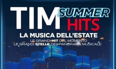 Locandina ufficiale di TIM Summer Hits 2026 con Carlo Conti e Andrea Delogu per le quattro serate in Piazza del Popolo a Roma.