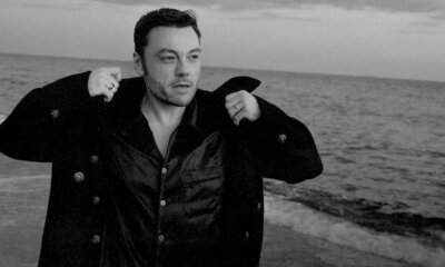 Tiziano Ferro in un ritratto in bianco e nero in riva al mare