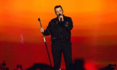 Tiziano Ferro canta al microfono durante il concerto a San Siro