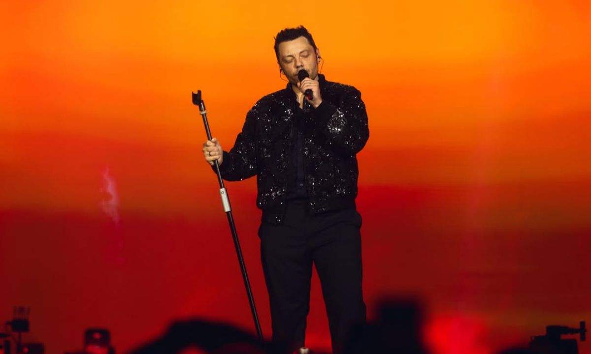 Tiziano Ferro canta al microfono durante il concerto a San Siro