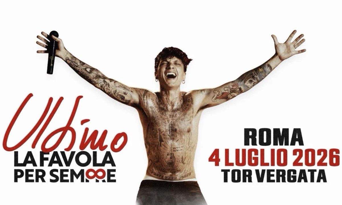 Ultimo a braccia aperte con il microfono, locandina ufficiale del concerto "La favola per sempre" a Roma Tor Vergata il 4 luglio 2026.