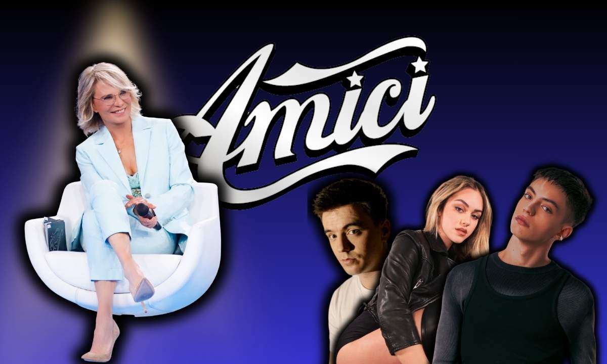 Maria De Filippi seduta sulla poltrona bianca accanto al logo di Amici e a tre giovani cantanti, tra cui Shari