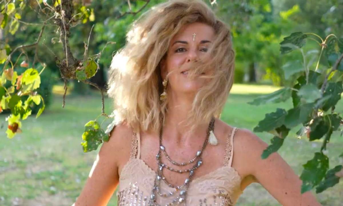 Anita Brightfly nel nuovo singolo Let Me REMIX