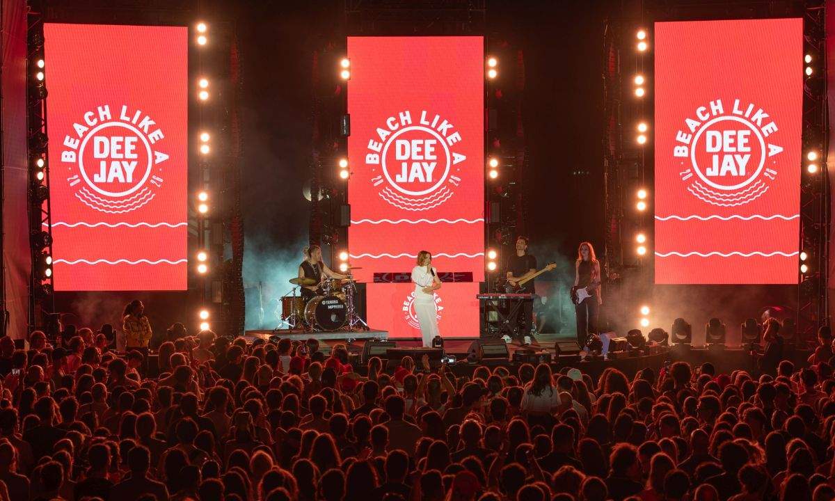 Beach Like a Deejay 2026, il tour estivo di Radio Deejay con concerti gratuiti, dj set e attività sulla spiaggia.