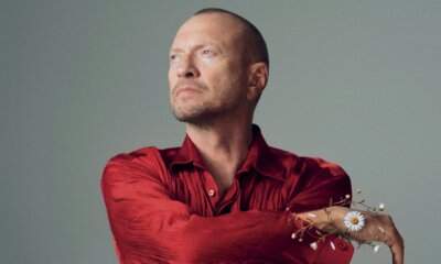 Biagio Antonacci nella foto promo del nuovo album Mustang, camicia rossa