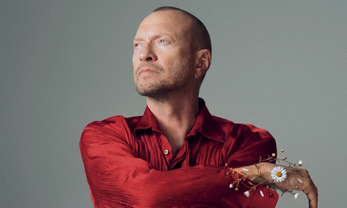 Biagio Antonacci nella foto promo del nuovo album Mustang, camicia rossa