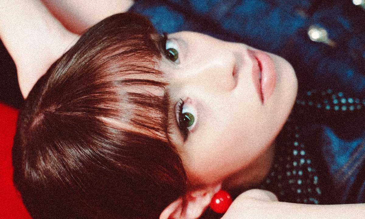 Cecilia Larosa nella foto promozionale del singolo Più forte di te