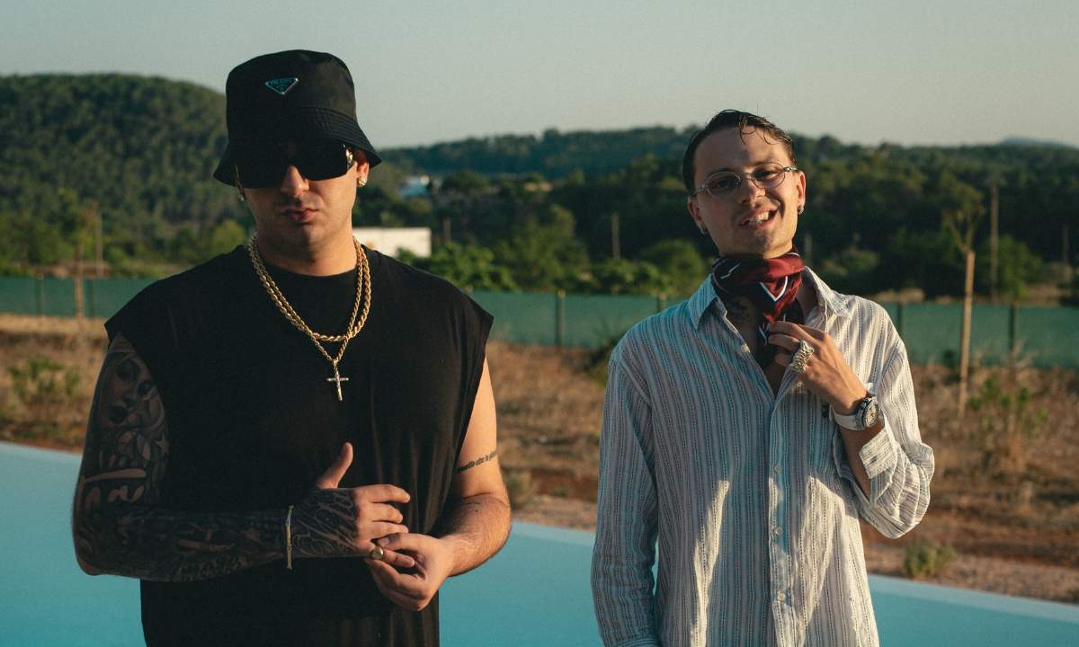 Diss Gacha e Young Hash a Ibiza nella foto del singolo Ushuaïa, in piedi accanto a una piscina al tramonto