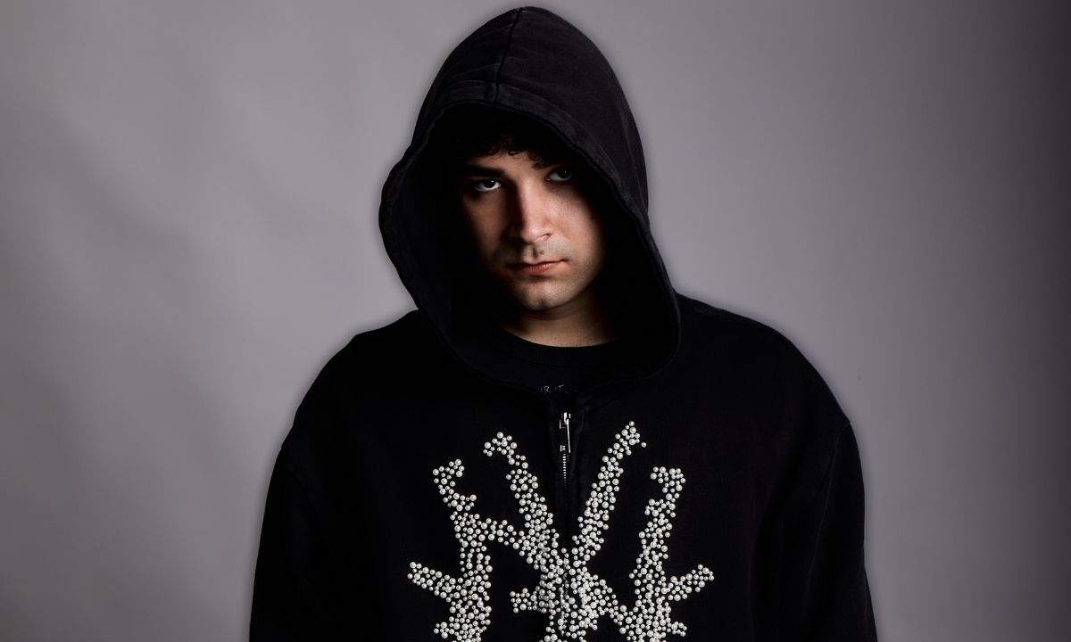 Fiore Akamono pubblica OASI, il primo album del rapper romagnolo con 13 tracce e collaborazioni tra cui 18K, Pitta e Macello