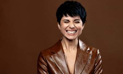 Giordana Angi in un ritratto promozionale su fondo marrone