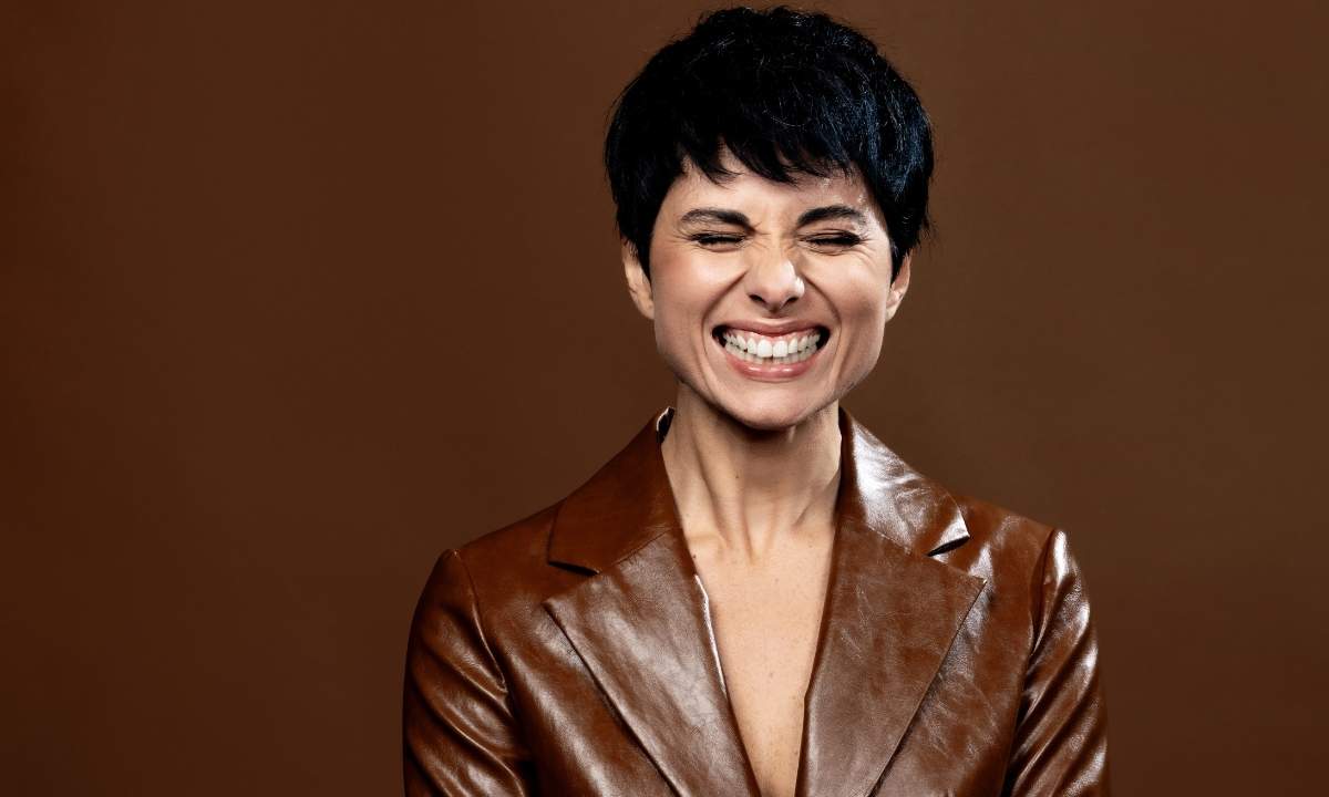 Giordana Angi in un ritratto promozionale su fondo marrone