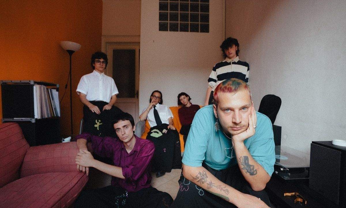 Le irossa in una foto promozionale per l'EP Stelle aggressive si addormentano come cani in tempesta