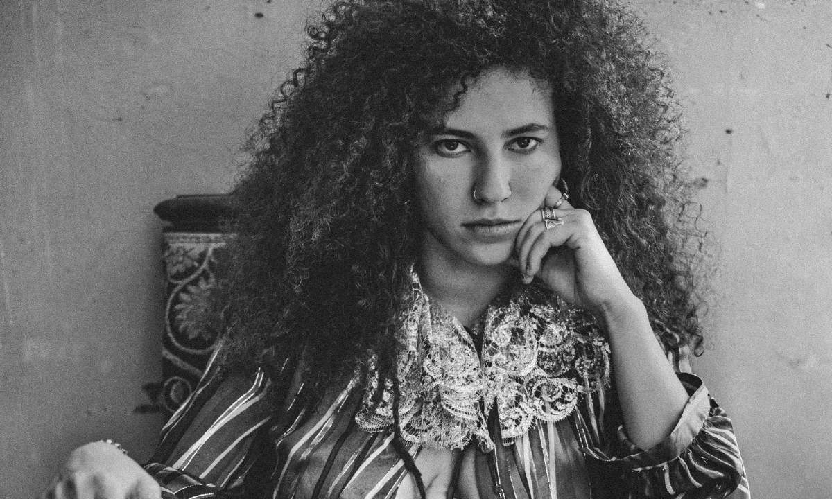 Jungle Julia, ritratto in bianco e nero della cantautrice toscana per il singolo Todo Modo