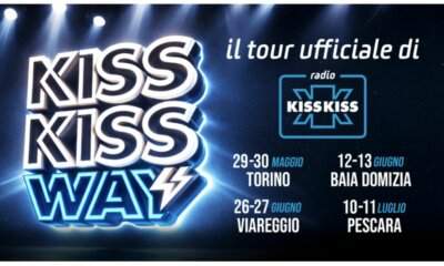 Artisti sul palco del Kiss Kiss Way 2026 durante una tappa del tour estivo di Radio Kiss Kiss