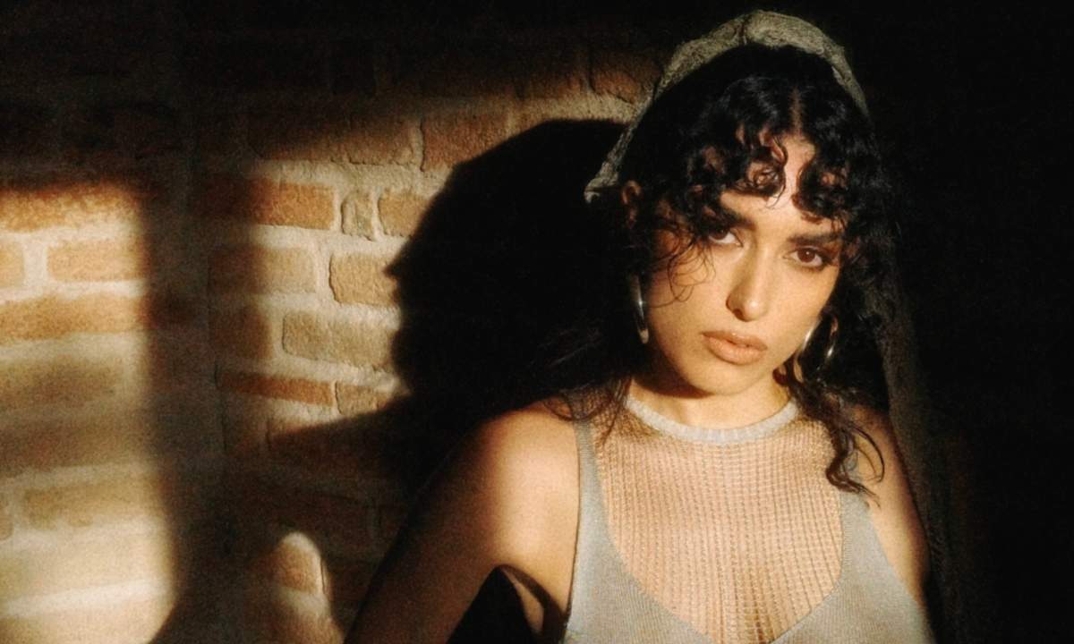 LA NIÑA, foto della cantautrice per il singolo RÀRECHE