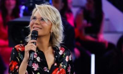 Maria De Filippi con il microfono sul palco di Amici