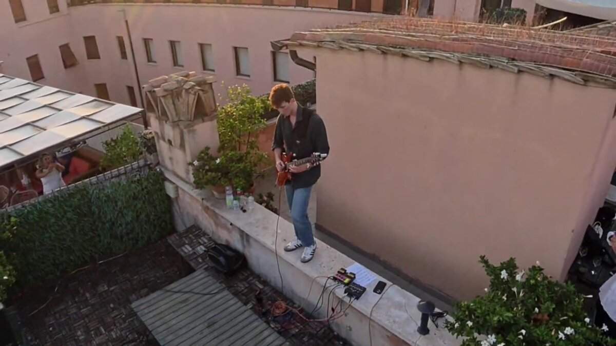 Jacopo Mastrangelo suona la chitarra dalla terrazza affacciata su Piazza Navona