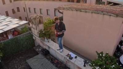 Jacopo Mastrangelo suona la chitarra dalla terrazza affacciata su Piazza Navona