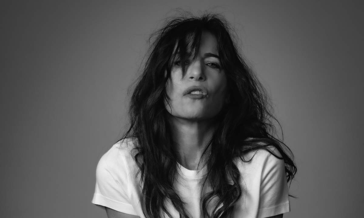 Paola Turci in un ritratto in bianco e nero, annuncia i concerti Live a dismisura a Milano e Roma