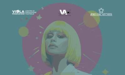 La locandina illustrata di Raffaella Il Musical con il volto di Raffaella Carrà