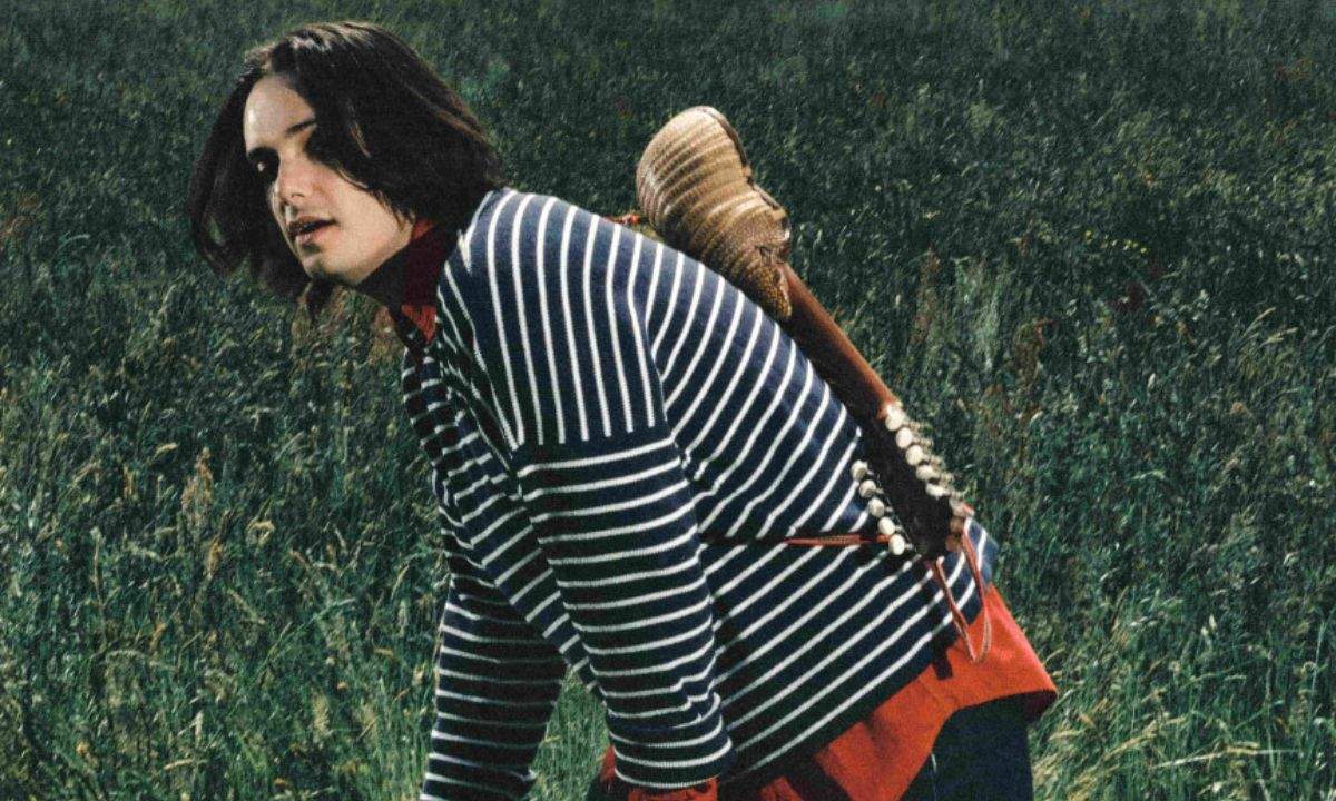 Rareș nella foto legata a Sincero! e al tour estivo 2026