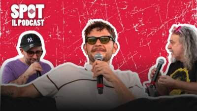 Renzo Rubino al microfono durante l'intervista a SPOT Il Podcast, tra Massimiliano Longo e Michele Monina