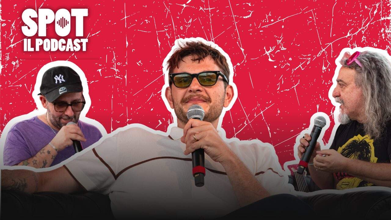 Renzo Rubino al microfono durante l'intervista a SPOT Il Podcast, tra Massimiliano Longo e Michele Monina
