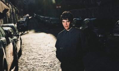Sano nella foto promo del nuovo EP Quando voi forse, allora noi già, in un vicolo di Napoli