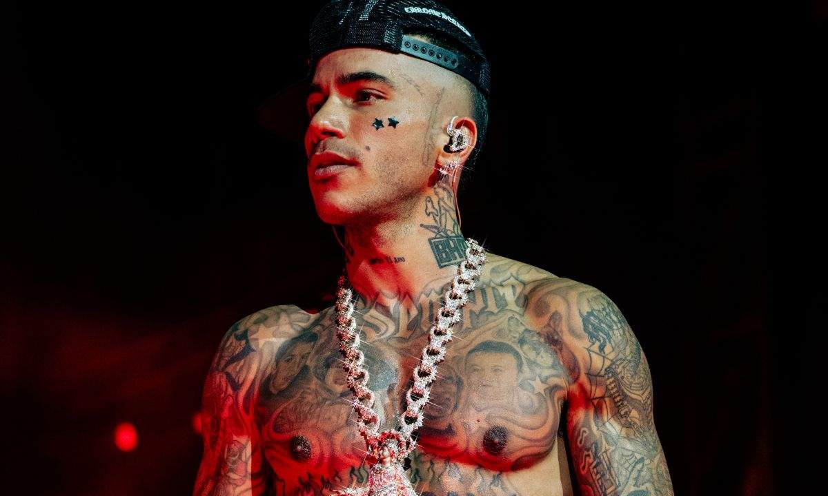 Sfera Ebbasta annuncia il Live Tour 2027 nei palazzetti italiani dopo il tour negli stadi.