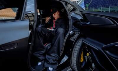 Sfera Ebbasta seduto in auto in uno stadio, foto legata all'annuncio del nuovo album 2026