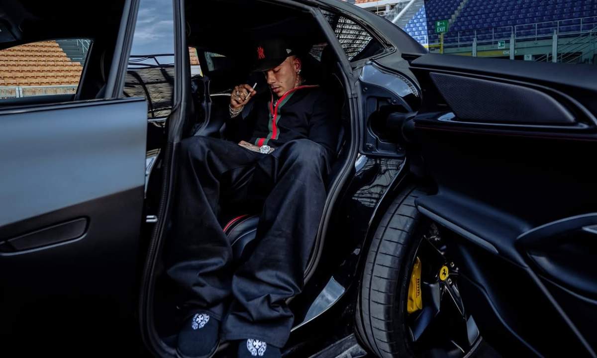 Sfera Ebbasta seduto in auto in uno stadio, foto legata all'annuncio del nuovo album 2026