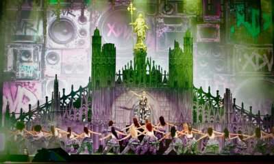 Sfera Ebbasta sul palco di San Siro con la riproduzione del Duomo di Milano e della Madonnina durante il concerto $€LEBRATION