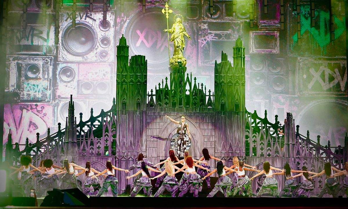 Sfera Ebbasta sul palco di San Siro con la riproduzione del Duomo di Milano e della Madonnina durante il concerto $€LEBRATION