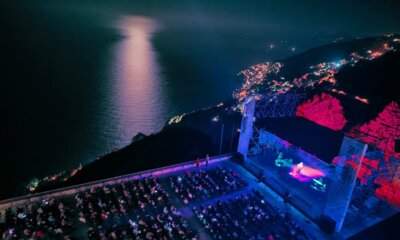 Palco del Festival Sui Sentieri degli Dei 2026 al Belvedere Corona di Agerola, di notte sulla Costiera Amalfitana