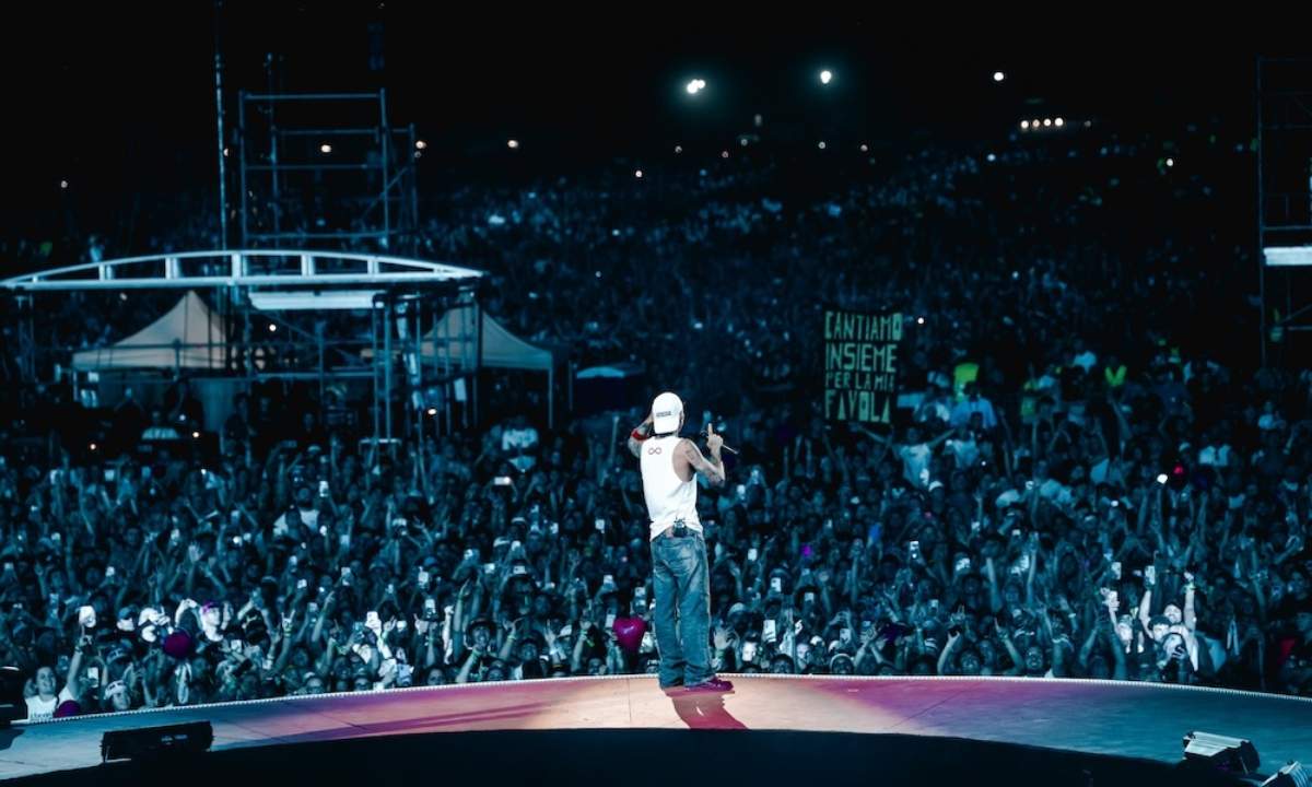 Ultimo di spalle sul palco di Tor Vergata davanti al pubblico, il giorno del concerto record del 4 luglio 2026