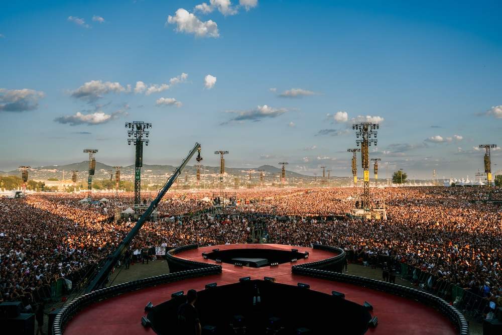 La folla di 250.000 persone al concerto di Ultimo a Tor Vergata vista dal palco a forma di infinito