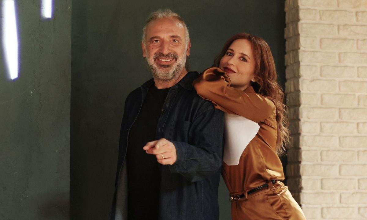 Stefano Bollani e Valentina Cenni nel programma Via dei Matti n°0, confermato in ritorno su Rai 3 nel 2027.