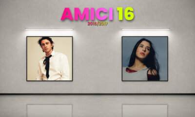 Copertina di Amici 16 con le foto di Riki e Federica Carta incorniciate su una parete di galleria
