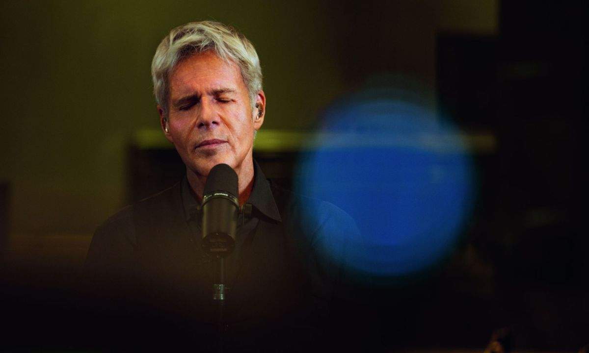Claudio Baglioni canta al microfono in studio, immagine del progetto frammenti