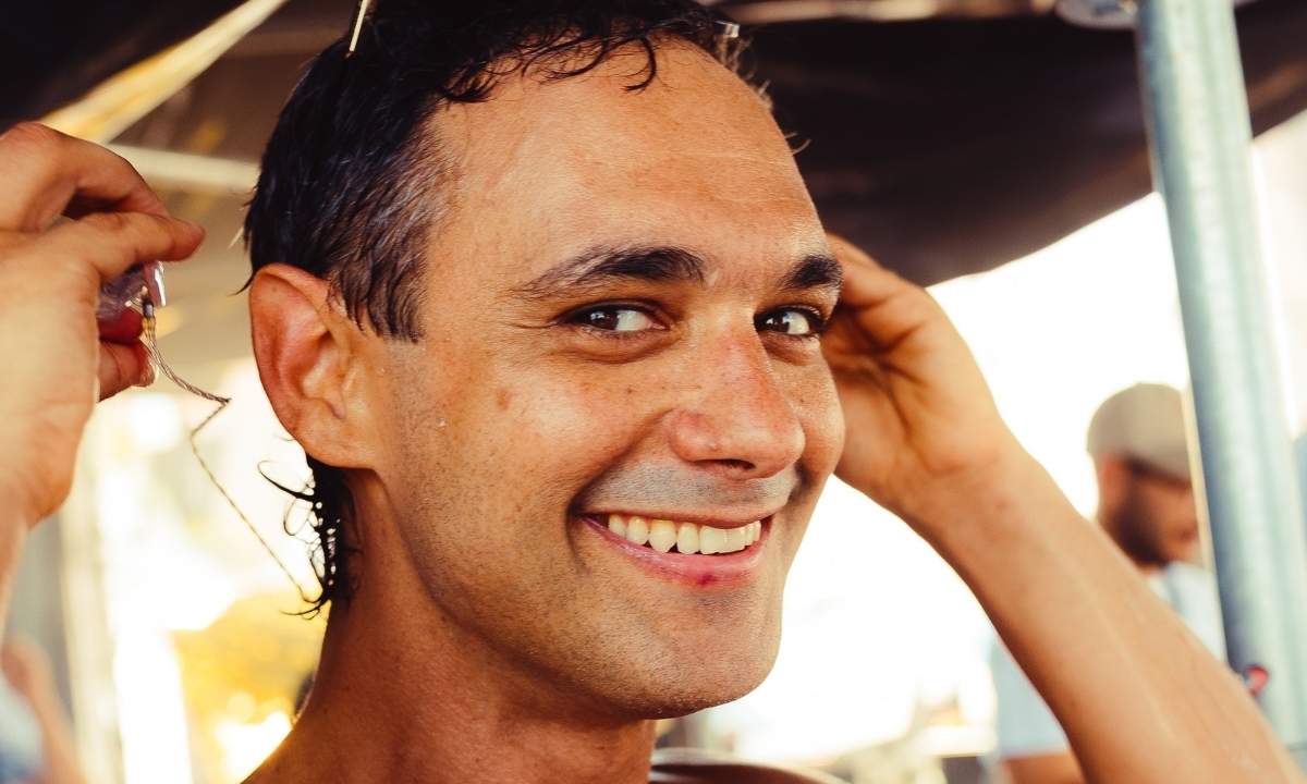 Cosmo sorride durante il backstage di un concerto, in una foto pubblicata sui suoi canali social