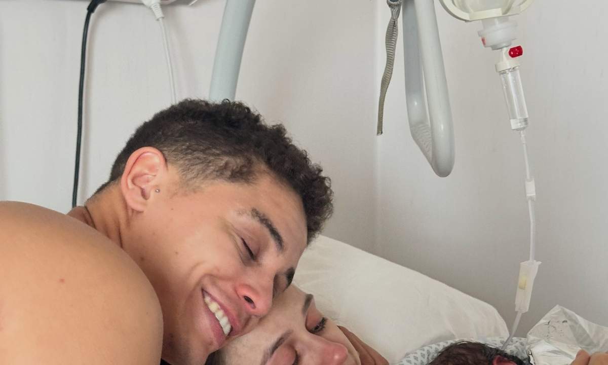 Einar abbraccia la compagna Valentina Ragnoli in ospedale dopo la nascita della figlia Ginevra